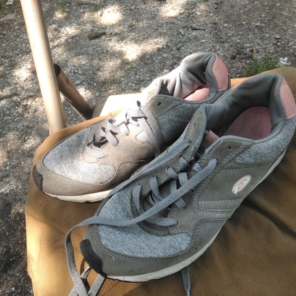 Tennis shoes